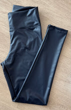 Cargar imagen en el visor de la galería, LEGGING CUERINA FORRADA AZUL MARINO