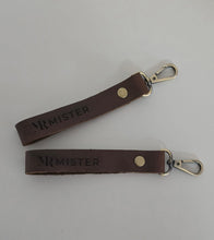 Cargar imagen en el visor de la galería, LLAVEROS DE CUERO CON MOSQUETÓN ROTATORIO