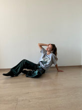 Cargar imagen en el visor de la galería, Detalle acabado verde metalizado brillante en pantalón Sofía tiro alto