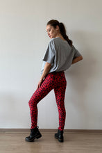 Cargar imagen en el visor de la galería, LEGGING LYCRA ANIMAL PRINT ROJA