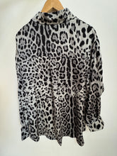 Cargar imagen en el visor de la galería, Blusa Satin Animal Print