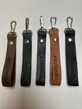 Cargar imagen en el visor de la galería, LLAVEROS DE CUERO CON MOSQUETÓN ROTATORIO