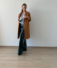 Cargar imagen en el visor de la galería, Pantalón verde metalizado mostrando caída fluida y efecto brillante