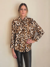 Cargar imagen en el visor de la galería, BLUSA LINO ANIMAL PRINT