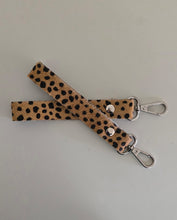 Cargar imagen en el visor de la galería, LLAVEROS DE CUERO CON MOSQUETÓN ROTATORIO