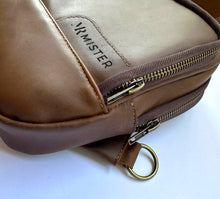 Cargar imagen en el visor de la galería, BOLSO CHICO DE CUERO HOMBRE