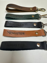 Cargar imagen en el visor de la galería, LLAVEROS DE CUERO CON MOSQUETÓN ROTATORIO