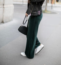 Cargar imagen en el visor de la galería, PANTALON TERCIOPELO VERDE ESMERALDA