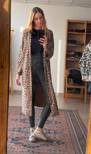 Cargar imagen en el visor de la galería, CHAQUETA ANIMAL PRINT