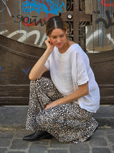 Cargar imagen en el visor de la galería, Pantalón ancho estampado animal blanco, estilo casual y cómodo — Fran del Solar.