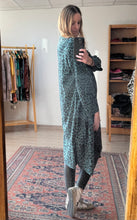 Cargar imagen en el visor de la galería, CHAQUETA ANIMAL PRINT