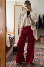 Cargar imagen en el visor de la galería, Detalle pantalón terciopelo rojo italiano ancho y elegante para mujer