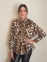 Cargar imagen en el visor de la galería, BLUSA LINO ANIMAL PRINT