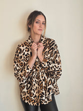Cargar imagen en el visor de la galería, BLUSA LINO ANIMAL PRINT