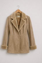 Cargar imagen en el visor de la galería, Chaqueta Rainforest de cuero beige para mujer con interior sherpa y diseño clásico vintage