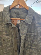 Cargar imagen en el visor de la galería, CHAQUETA GAP ESTAMPADO CAMUFLAJE ♻️
