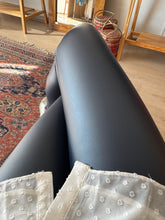 Cargar imagen en el visor de la galería, Detalle textura cuerina forrada azul marino