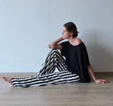 Cargar imagen en el visor de la galería, Pantalón rayado de lino y algodón, tiro alto, modelo en pose sentada, Fran del Solar