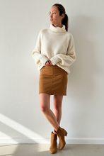 Cargar imagen en el visor de la galería, Falda Corta Gamuza Camel