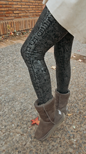 Cargar imagen en el visor de la galería, Mujer usando legging de cuerina snake plateada y negra tiro alto efecto cuero – Fran del Solar