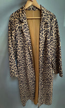 Cargar imagen en el visor de la galería, CHAQUETA ANIMAL PRINT