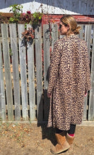 Cargar imagen en el visor de la galería, CHAQUETA ANIMAL PRINT