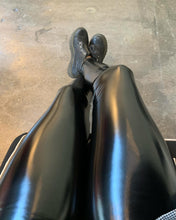 Cargar imagen en el visor de la galería, LEGGING LATEX NEGRA