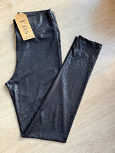 Cargar imagen en el visor de la galería, LEGGING CUERINA NEGRA ANIMAL PRINT