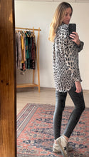 Cargar imagen en el visor de la galería, Blusa Satin Animal Print