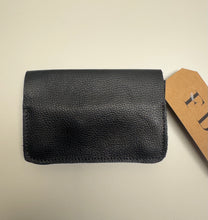 Cargar imagen en el visor de la galería, Tabaquera 100% Cuero (Varios Colores)