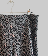 Cargar imagen en el visor de la galería, Pantalón Animal Print Gris