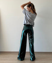 Cargar imagen en el visor de la galería, Mujer usando pantalón verde metalizado tiro alto