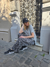Cargar imagen en el visor de la galería, PANTALON SATIN ANIMAL PRINT