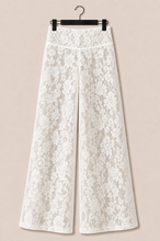 Cargar imagen en el visor de la galería, Pantalón ancho de encaje blanco con diseño floral y pretina alta - Fran del Solar