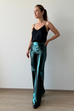 Cargar imagen en el visor de la galería, Mujer usando pantalón Sofía verde metalizado tiro alto de calce ancho elegante – Fran del Solar