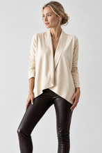 Cargar imagen en el visor de la galería, Chaqueta gamuza mujer elegante y liviana – Fran del Solar, vista 3