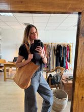 Cargar imagen en el visor de la galería, CARTERA CUERO GAMUZA CAMEL