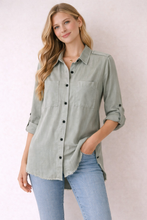 Cargar imagen en el visor de la galería, camisa mujer verde lyocell manga larga arremangable fran del solar