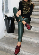 Cargar imagen en el visor de la galería, LEGGING CUERINA FORRADA VERDE