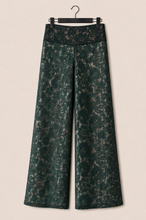 Cargar imagen en el visor de la galería, Pantalón ancho de encaje verde con diseño floral y pretina alta - Fran del Solar