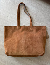 Cargar imagen en el visor de la galería, CARTERA CUERO GAMUZA CAMEL