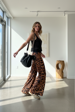 Cargar imagen en el visor de la galería, Pantalón Sofía Animal Print Café