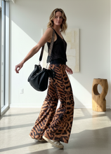 Cargar imagen en el visor de la galería, Pantalón Sofía Animal Print Café