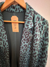 Cargar imagen en el visor de la galería, CHAQUETA ANIMAL PRINT