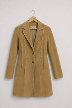 Cargar imagen en el visor de la galería, Abrigo Vintage de Cuero Beige Wilsons Leather para mujer con botonadura frontal y corte entallado