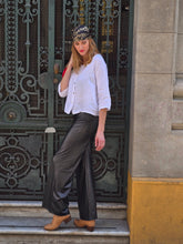 Cargar imagen en el visor de la galería, Pantalón negro de cuerina mostrando caída y calce ancho elegante