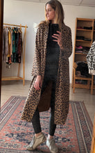 Cargar imagen en el visor de la galería, CHAQUETA ANIMAL PRINT