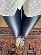 Cargar imagen en el visor de la galería, LEGGING CUERINA FORRADA AZUL MARINO