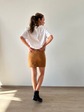 Cargar imagen en el visor de la galería, Falda Corta Gamuza Camel