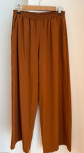 Cargar imagen en el visor de la galería, PANTALON LINO CAMEL TIERRA